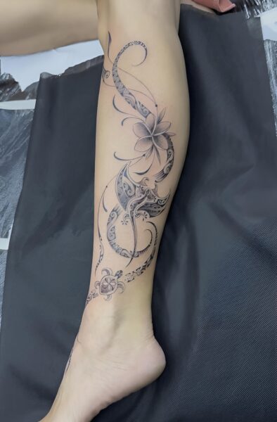 Volutes florales fines en noir et gris sur la jambe