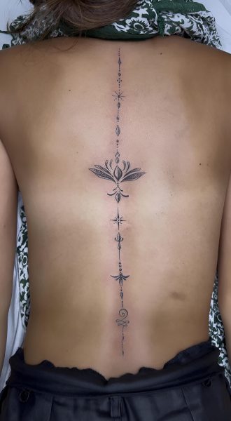 Lotus et ligne fine en noir et gris le long de la colonne