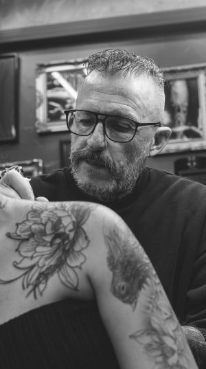 Adrien, tatoueur à Nouméa depuis 1986