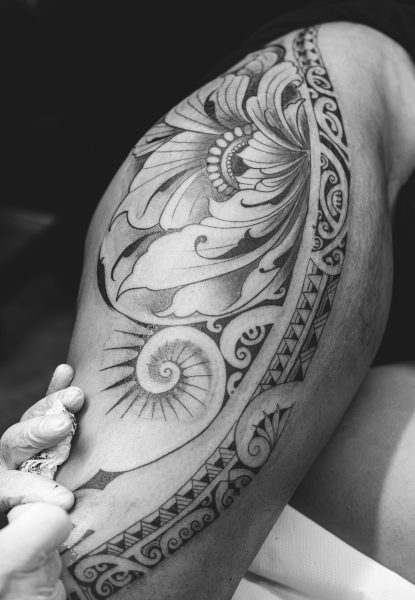 Tatouage polynésien sur la hanche