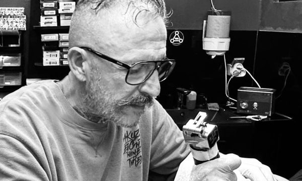 Adrien au travail dans son studio de Nouméa Adrien, tatoueur à Nouméa, tatouant un motif ornemental dans son studio