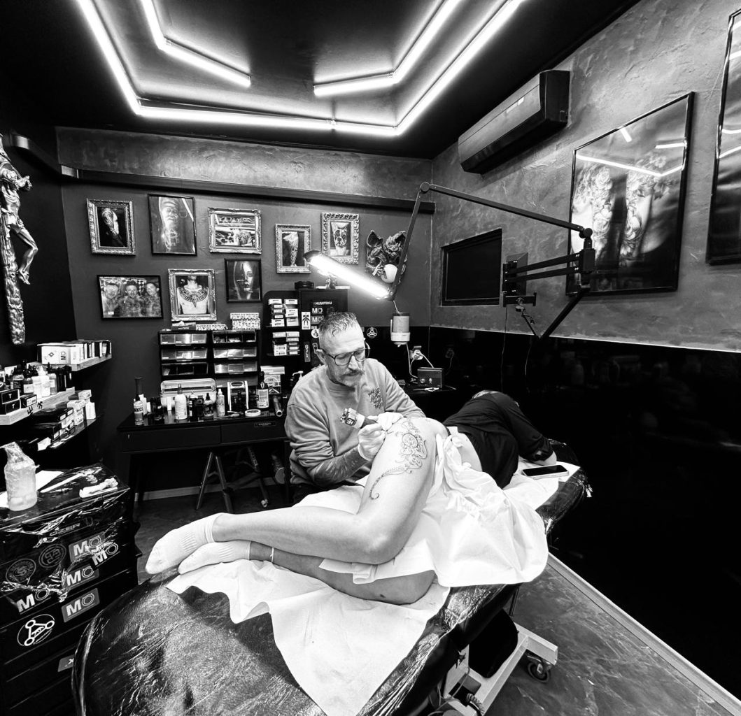 Vue d'ensemble de la salle de tatouage du studio Adrien à Nouméa