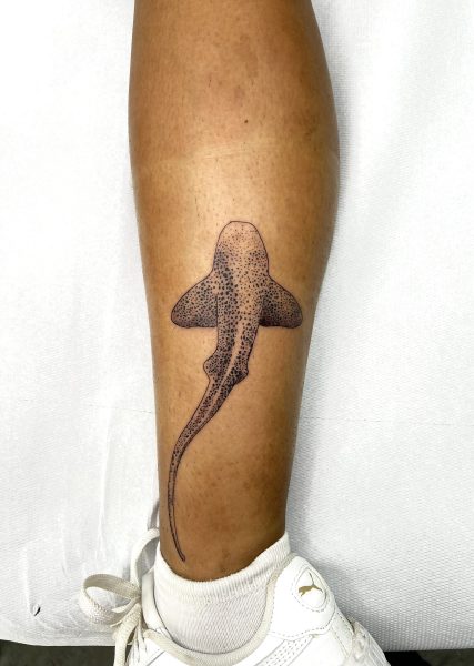Requin sur le mollet — tatouage par Tony, Nouméa