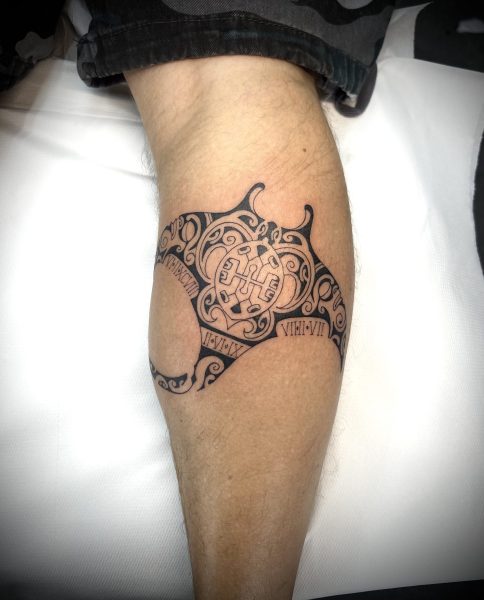 Raie polynésienne sur le mollet — tatouage par Tony, Nouméa