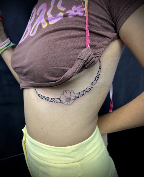Motif floral sur les côtes — tatouage par Tony, Nouméa