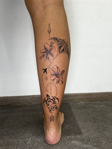 Composition fine ligne sur l'avant-bras — tatouage par Tony, Nouméa