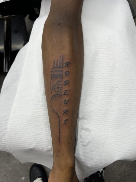 Lettrage sur l'avant-bras — tatouage par Tony, Nouméa
