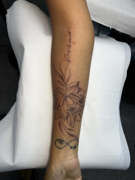 Lotus et fine ligne sur l'avant-bras — tatouage par Tony, Nouméa