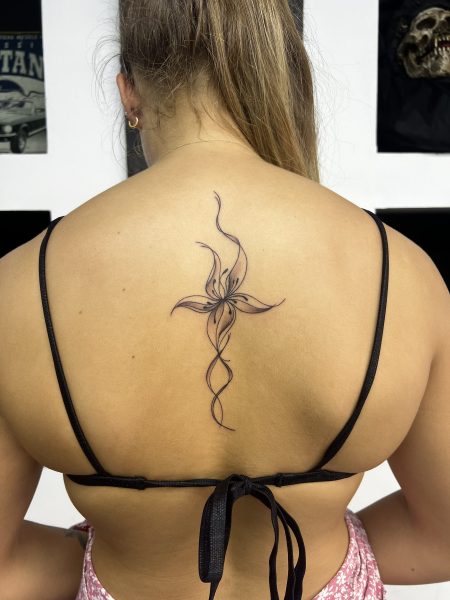 Motif floral sur le haut du dos — tatouage par Tony, Nouméa