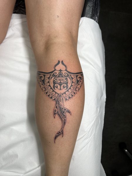 Raie polynésienne sur l'avant-bras — tatouage par Tony, Nouméa