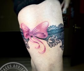 Nœud et dentelle en couleur sur la cuisse
