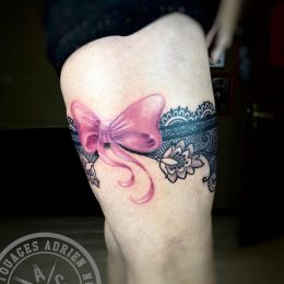 Nœud et dentelle en couleur sur la cuisse