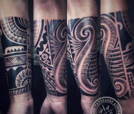 Deux avant-bras polynésiens en noir et gris, motifs en volutes