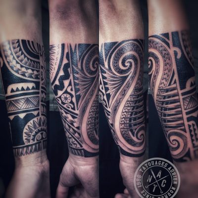 Deux avant-bras polynésiens en noir et gris, motifs en volutes