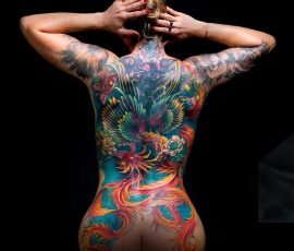 Photographie d'atelier, dos entièrement tatoué en couleur