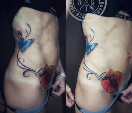 Papillon et hibiscus en couleur sur la hanche