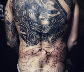Dos complet, lion en noir et gris