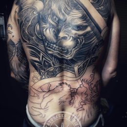 Dos complet, lion en noir et gris