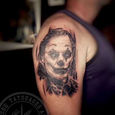 Portrait de clown en noir et gris sur l'épaule