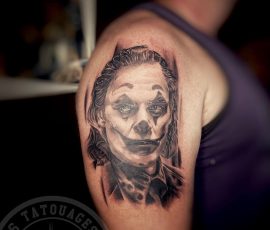 Portrait de clown en noir et gris sur l'épaule