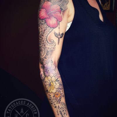 Manche florale, hibiscus en couleur