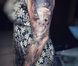 Manche florale et couronne en noir et gris