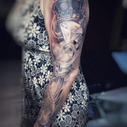 Manche florale et couronne en noir et gris