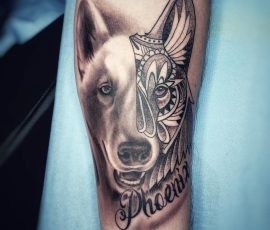 Portrait de chien et lettrage en noir et gris sur le bras