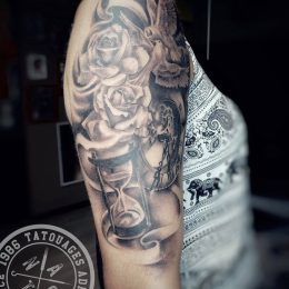 Manche florale et sablier en noir et gris