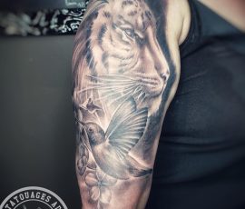 Lion et ornements en noir et gris sur l'épaule