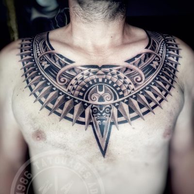 Plastron polynésien en noir sur le torse