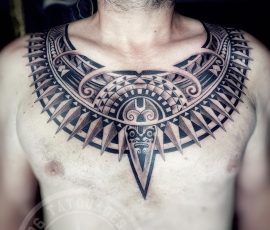 Plastron polynésien en noir sur le torse