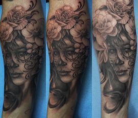 Manche, portrait de femme et roses en noir et gris