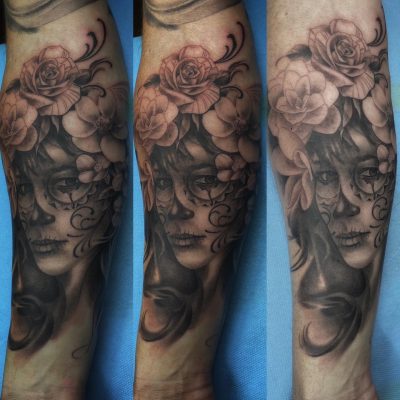 Manche, portrait de femme et roses en noir et gris