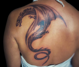 Dragon en noir et gris sur l'omoplate