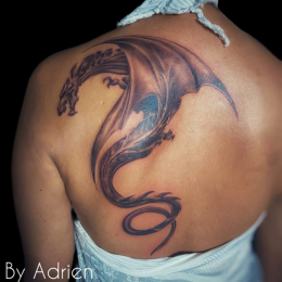 Dragon en noir et gris sur l'omoplate