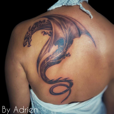 Dragon en noir et gris sur l'omoplate