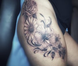 Fleurs et hibiscus en noir et gris sur la hanche