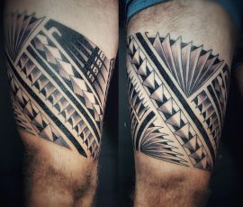 Motif polynésien en noir sur la cuisse