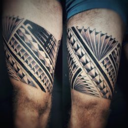 Motif polynésien en noir sur la cuisse