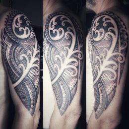 Motif maori en noir et gris sur l'épaule, plusieurs vues