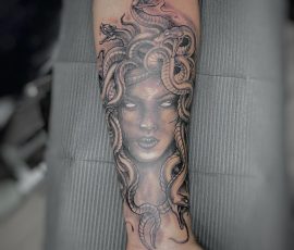 Portrait de Méduse en noir et gris sur l'avant-bras