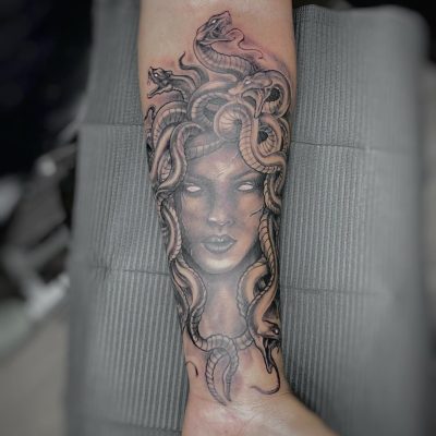 Portrait de Méduse en noir et gris sur l'avant-bras