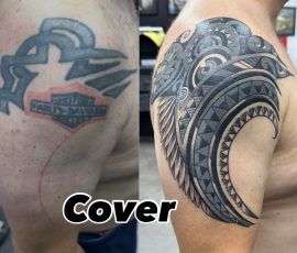 Recouvrement : épaule polynésienne en noir et gris sur un ancien tatouage