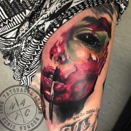 Portrait de femme en aquarelle couleur sur le bras
