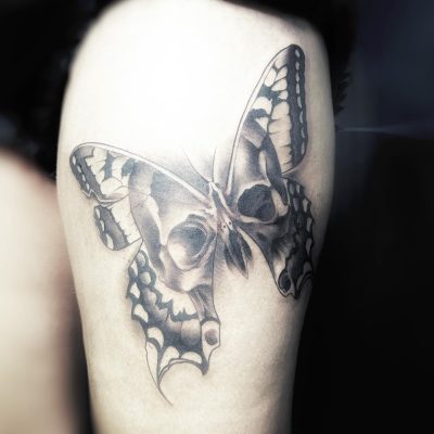 Papillon en noir et gris sur la cuisse