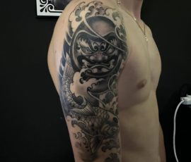 Dragon japonais en noir et gris sur l'épaule