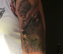Tête de loup en noir et gris sur l'épaule