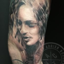 Portrait de femme statuaire en noir et gris sur le bras