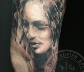 Portrait de femme statuaire en noir et gris sur le bras